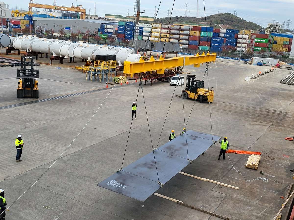 Plate lifted with a spreader beam